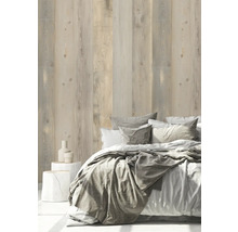 Chambre claire avec mur en bois et lit