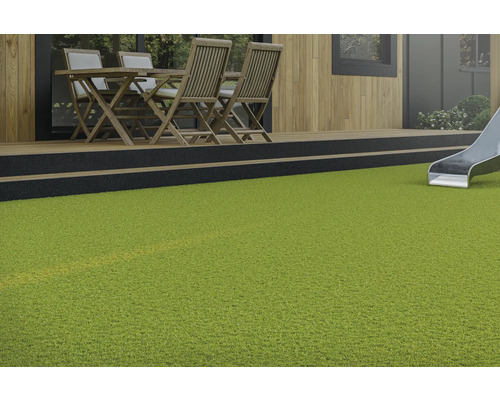 Aussenbereich mit grünem Kunstrasen, Terrasse und Gartenmöbeln.