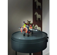 Dekoratives Flugzeug mit Elchfigur und Beleuchtung auf einem Beistelltisch