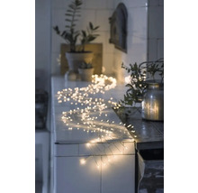Guirlande lumineuse décorative sur un comptoir de cuisine, créant une atmosphère chaleureuse.