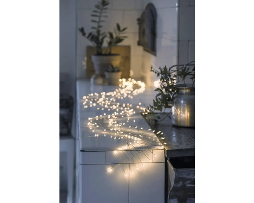Guirlande lumineuse décorative sur un comptoir de cuisine, créant une atmosphère chaleureuse.