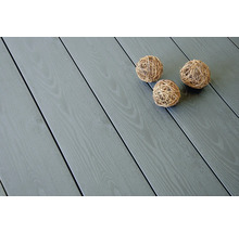 Terrassendielen aus Holz mit Dekokugeln