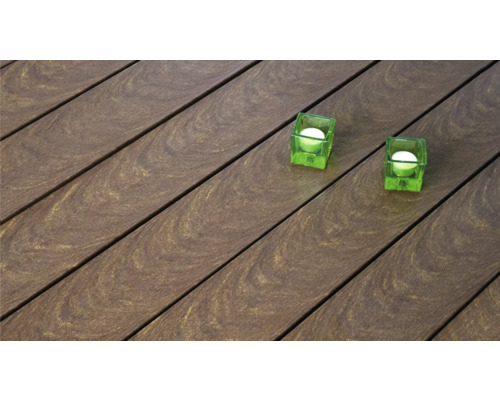 Terrassendielen aus Holz mit zwei Teelichthaltern