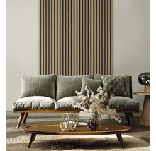 Wohnzimmer mit Sofa, Holztisch und Holzpaneelwand