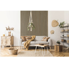 Wohnzimmer mit Sofa, Holztisch, Kommode und dekorativen Elementen