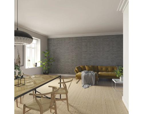 Pièce lumineuse avec table à manger, chaises et canapé devant un mur avec des panneaux de bois