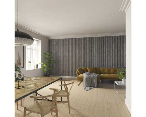 Salon avec table à manger, chaises, canapé et panneaux muraux