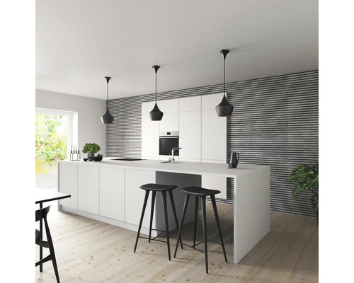 Cuisine moderne avec îlot, tabourets de bar et suspensions pour une ambiance lumineuse et organisée.