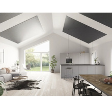 Salon lumineux avec cuisine ouverte, panneaux de plafond et mobilier moderne