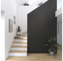 Couloir lumineux avec escalier en bois, plantes d''intérieur et panneaux muraux