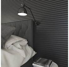 Chambre avec lit, lampe et panneaux muraux