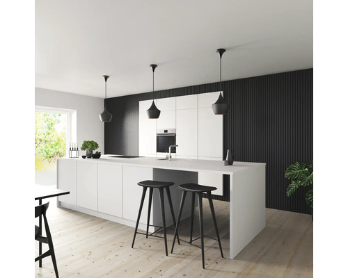 Cuisine claire avec îlot de cuisson, tabourets de bar noirs et suspensions