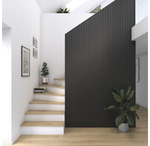 Hall d''entrée lumineux avec escalier, panneaux muraux et plantes d''intérieur.