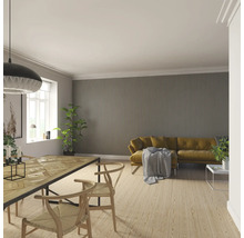 Salon avec panneaux muraux en bois, table à manger, chaises et canapé