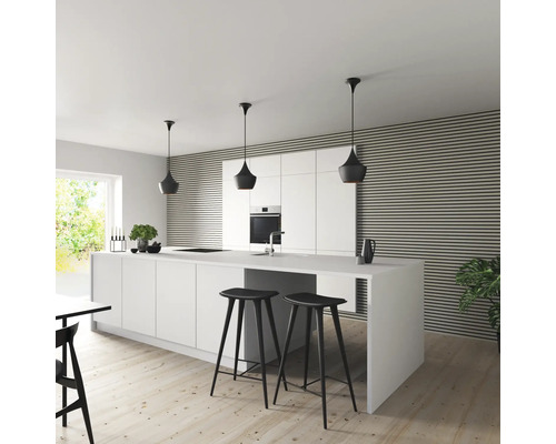 Cuisine claire avec îlot de cuisine, tabourets de bar et suspensions