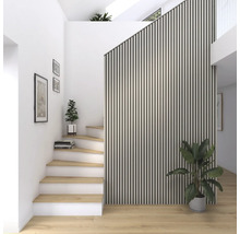 Pièce lumineuse avec escalier, marches en bois et panneaux muraux