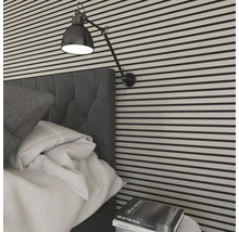 Gros plan d''une chambre avec des panneaux muraux, un lit, une lampe et une table de chevet