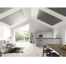 Salon lumineux avec cuisine ouverte, panneaux de plafond et grandes fenêtres