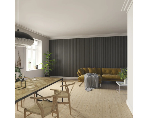 Salon avec table à manger, chaises, canapé et panneaux muraux