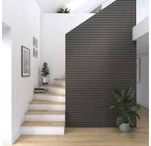 Hall d''entrée lumineux avec escalier, parquet et panneaux acoustiques au mur.