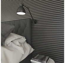 Gros plan d''une chambre avec des panneaux muraux, un lit et une lampe