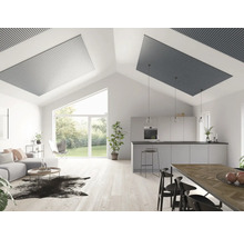 Espace de vie lumineux avec panneaux acoustiques au plafond, combiné avec un mobilier moderne et une cuisine ouverte.