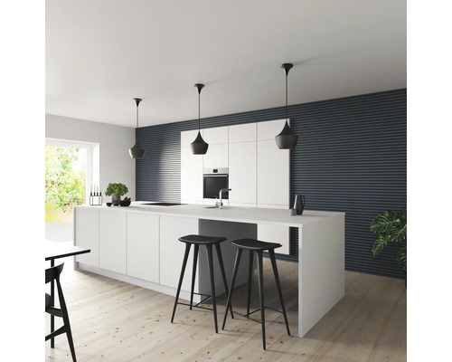 Cuisine moderne avec armoires blanches, îlot de cuisine et tabourets de bar noirs.