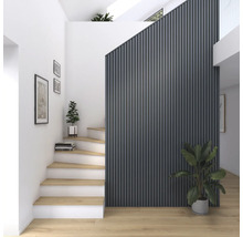 Pièce lumineuse avec escalier, marches en bois et mur d''accent en panneaux de bois