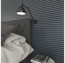 Chambre avec panneaux muraux et applique murale réglable