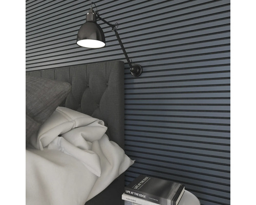 Chambre avec panneaux muraux et applique murale réglable