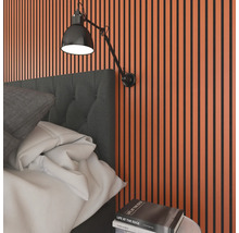 Chambre avec panneaux muraux, lit et lampe