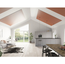 Salon avec panneaux acoustiques au plafond, aménagement clair et beaucoup de lumière naturelle