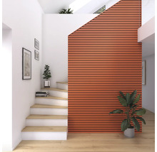 Hall d''entrée lumineux avec escalier et panneaux acoustiques au mur