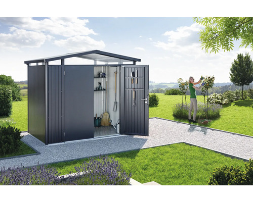 Garten Szene mit Gerätehaus, Gartengeräten und einer Frau, die im Garten arbeitet