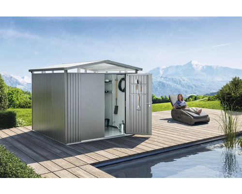 Armoire de jardin en métal avec portes ouvertes, outils et femme sur une chaise longue