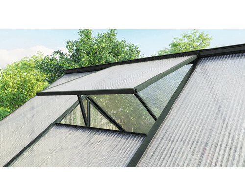 Gros plan sur la lucarne d''une serre avec des plaques de polycarbonate
