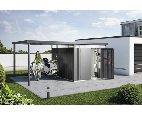 Carport mit Geräteschuppen und Frau mit Fahrrad und Roller