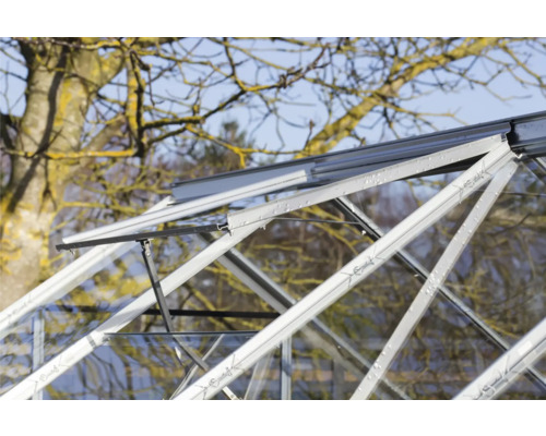 Vue détaillée d''une serre avec fenêtre ouverte pour la ventilation