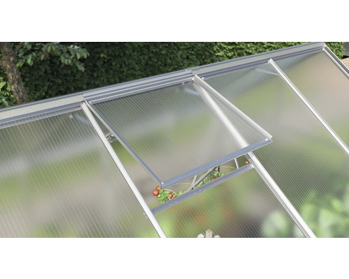 Detailaufnahme eines Gewächshauses mit geöffnetem Fenster zur Belüftung.
