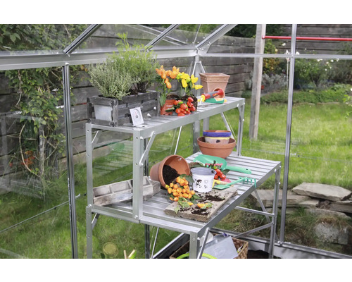 Gewächshaus mit Pflanztisch und Gartenzubehör