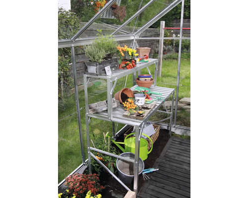 Gewächshausinneneinrichtung mit Regalen, Pflanzen und Gartengeräten