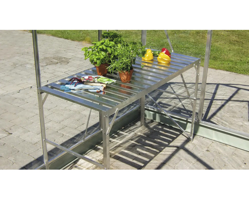 Table de serre en métal avec plantes et légumes