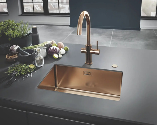 Scène de cuisine avec évier et robinet sur un îlot central, entouré d''ustensiles de cuisine