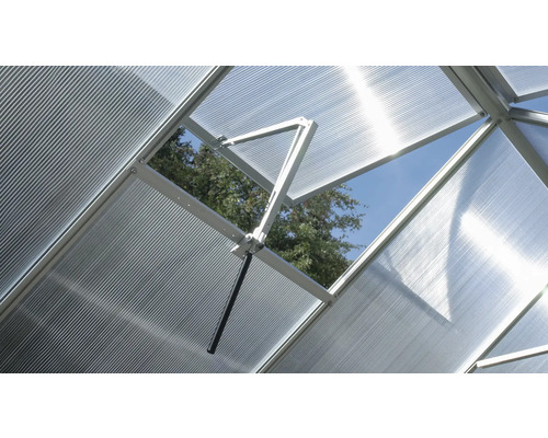 Fenêtre de toit ouverte d''une serre avec cadre argenté