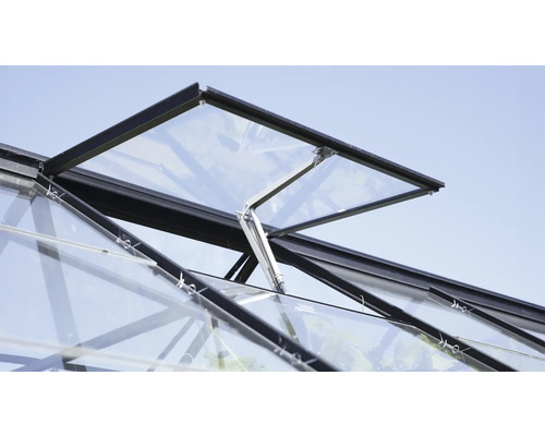 Vue détaillée d''une fenêtre de toit ouverte sur une serre