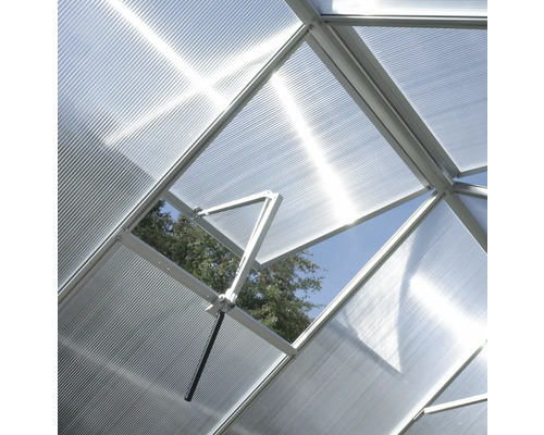 Vue intérieure d''une serre avec fenêtre de toit