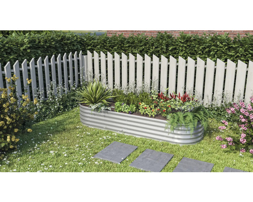 Jardinière surélevée en métal avec des plantes et des fleurs dans le jardin.