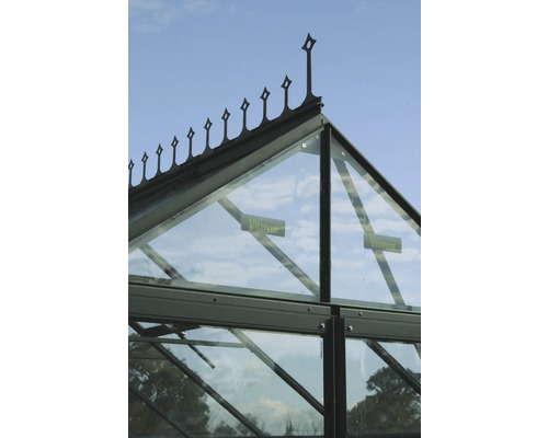 Vue détaillée d''une serre avec moulures décoratives et logo Vitavia.