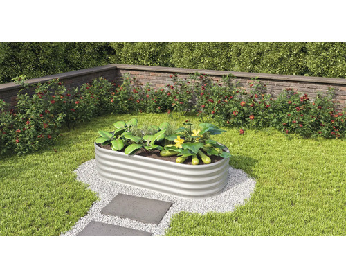 Jardinière surélevée en métal dans le jardin avec des plantations