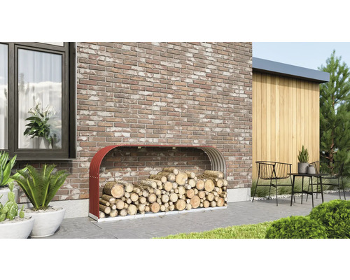 Holzlagerregal aus Metall, gefüllt mit Brennholz, vor einer Hauswand
